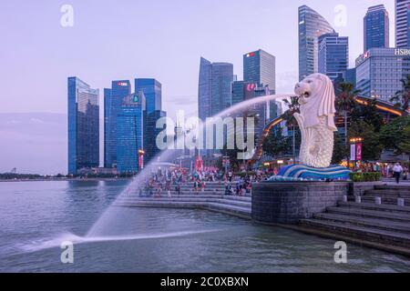 Vue nocturne sur Merlion Park avec sculpture et fontaine Merlio et vue sur le centre financier du centre-ville. Centre-ville. Marina Bay. Singapour Banque D'Images