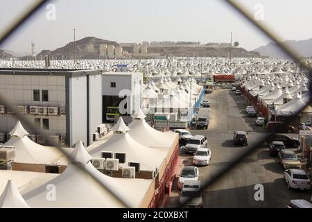 Makkah, Arabie Saoudite : Paysage de Mina, ville de Tents, la zone pour les pèlerins de hajj camper pendant le rituel de 'virage du diable' de jamrah - 1er août 20 Banque D'Images