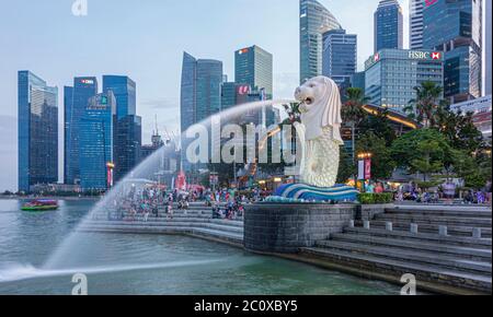 Vue nocturne sur Merlion Park avec sculpture et fontaine Merlio et vue sur le centre financier du centre-ville. Centre-ville. Marina Bay. Singapour Banque D'Images