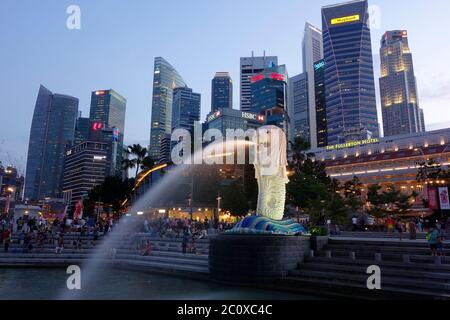 Vue nocturne sur Merlion Park avec sculpture et fontaine Merlio et vue sur le centre financier du centre-ville. Centre-ville. Marina Bay. Singapour Banque D'Images