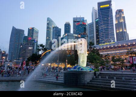 Vue nocturne sur Merlion Park avec sculpture et fontaine Merlio et vue sur le centre financier du centre-ville. Centre-ville. Marina Bay. Singapour Banque D'Images