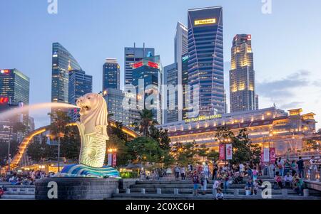 Vue nocturne sur Merlion Park avec sculpture et fontaine Merlio et vue sur le centre financier du centre-ville. Centre-ville. Marina Bay. Singapour Banque D'Images