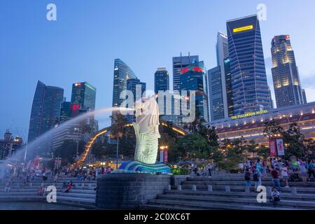 Vue nocturne sur Merlion Park avec sculpture et fontaine Merlio et vue sur le centre financier du centre-ville. Centre-ville. Marina Bay. Singapour Banque D'Images