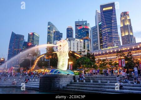 Vue nocturne sur Merlion Park avec sculpture et fontaine Merlio et vue sur le centre financier du centre-ville. Centre-ville. Marina Bay. Singapour Banque D'Images