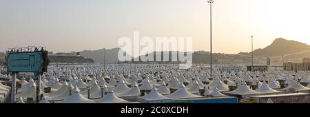 Makkah, Arabie Saoudite : Paysage de Mina, ville de Tents, la zone pour les pèlerins de hajj camper pendant le rituel de 'virage du diable' de jamrah - 1er août 20 Banque D'Images