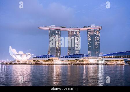 Vue nocturne de l'hôtel Marina Bay Sands et du musée ArtScience depuis Merlion point. Marina Bay. Singapour Banque D'Images