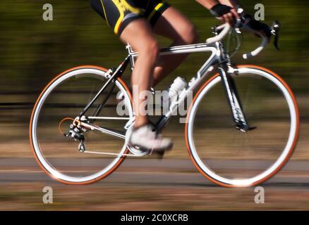 Vélo de route, gros plan sur le pilote en mouvement flou Banque D'Images