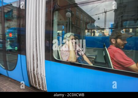 Zagreb, Croatie - 14 septembre 2018 : les gens se trouvent dans le tramway de la ville sur la place Ban Jelacic à Zagreb, Croatie. Banque D'Images