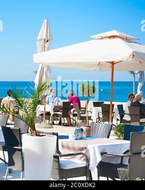 Les gens au restaurant de la mer, Croatie Banque D'Images