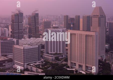 Vue aérienne de Marina Square au coucher du soleil depuis la terrasse de l'hôtel Marina Bay Sands, avec le bâtiment Pan Pacific de l'hôtel Mandarin Oriental. Singapour Banque D'Images