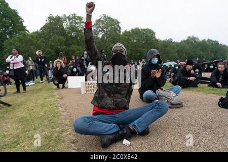 12 juin 2020. Londres, Royaume-Uni. Les manifestants participent à une manifestation organisée par Black Lives Matter dans le centre de Londres pour l'américain George Floyd qui est mort alors qu'il était arrêté par la police américaine Derek Chauvin. La mort de George Floyd a provoqué des troubles civils dans certaines villes américaines. Photo de Ray Tang/Ray Tang Media Banque D'Images