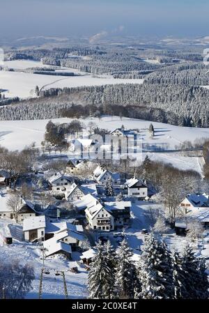 Dans un paysage de neige Méaudre de règlement, l'Allemagne, en Rhénanie du Nord-Westphalie, Rhénanie-Palatinat, Sundern Banque D'Images