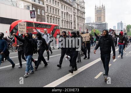 12 juin 2020. Londres, Royaume-Uni. Les manifestants participent à une manifestation organisée par Black Lives Matter dans le centre de Londres pour l'américain George Floyd qui est mort alors qu'il était arrêté par la police américaine Derek Chauvin. La mort de George Floyd a provoqué des troubles civils dans certaines villes américaines. Photo de Ray Tang/Ray Tang Media Banque D'Images