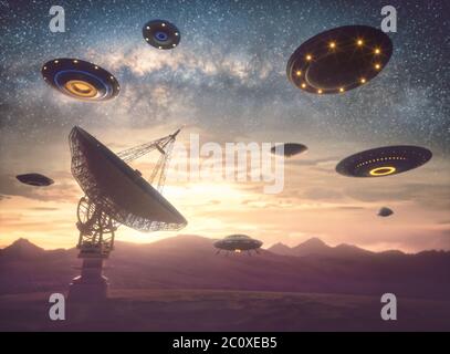 Invasion extraterrestre, illustration. Essaim d'objets volants non identifiés (OVNIS) sur une parabole satellite. Banque D'Images