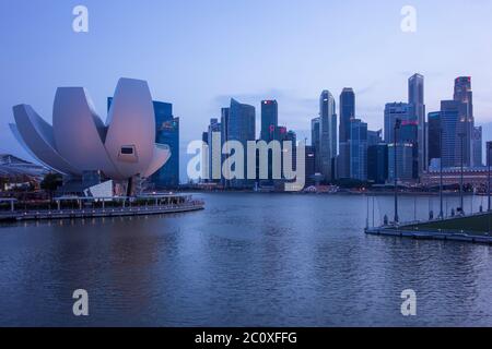 Vue nocturne sur les gratte-ciel du centre-ville de Singapour depuis Marina Bay. Singapour. Banque D'Images