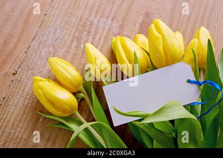 Bouquet de tulipes jaunes avec carte vierge pour le texte Banque D'Images