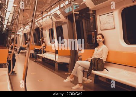 une scène de la nouvelle normalité après les vagues du coronavirus, presque vide de véhicules de transport de ville en jours de semaine. métro à metropol avec des gens. Banque D'Images