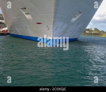 Gros plan d'un arc semi-submergé d'un navire amarré au port de Tortola, aux îles Vierges britanniques Banque D'Images