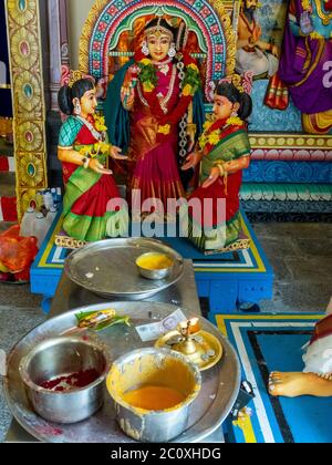 Offres de cérémonie. Temple hindou Sri Mariamman. Chinatown. Singapour Banque D'Images