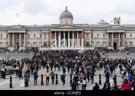 Londres, Grande-Bretagne. 12 juin 2020. Des manifestants prennent part à une manifestation à Trafalgar Square, à Londres, en Grande-Bretagne, le 12 juin 2020. Les statues et monuments clés de Londres, dont le Cenotaph à Whitehall, les statues de Winston Churchill et Nelson Mandela, doivent être couverts et protégés avant les manifestations prévues de la Black Lives Matter Matter Weekend, a déclaré le maire Sadiq Khan vendredi. Les manifestations à Londres et dans d'autres villes britanniques ont commencé après la mort de l'Afro-américain sans armes George Floyd le 25 mai à Minneapolis, aux États-Unis. Crédit : ray Tang/Xinhua/Alay Live News Banque D'Images