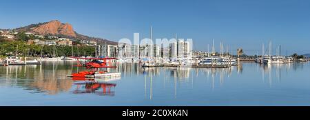 Vue panoramique sur le port de plaisance de Townsville avec de nombreux objets amarrés, dont l'hydravion Red Baron, Queensland, Australie. Banque D'Images