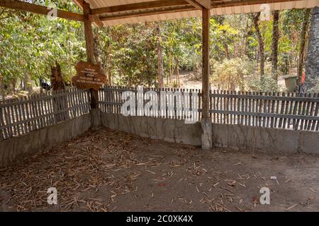 Les fosses communes aux champs de la tuerie, Choung Ek, Phnom Penh, Cambodge Banque D'Images