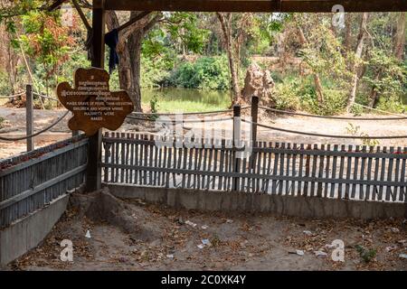 Les fosses communes aux champs de la tuerie, Choung Ek, Phnom Penh, Cambodge Banque D'Images