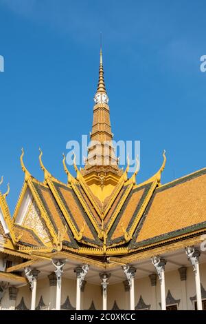Détail du toit de la salle du Trône, Palais Royal, Phnom Penh, Cambodge Banque D'Images