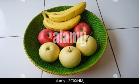 Gros plan de pommes, poires et bananes Banque D'Images