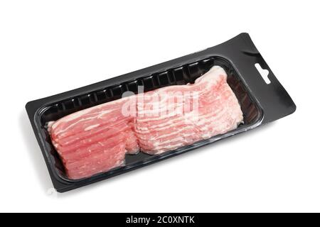 Tranches de bacon cru dans un emballage vide noir isolé sur fond blanc avec des chemins de coupure avec ombre et sans ombre. Banque D'Images