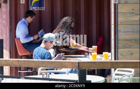 Brantford, Canada. 12 juin 2020. Les gens dînent sur la terrasse d'un restaurant à Brantford, Ontario, Canada, le 12 juin 2020. La province de l'Ontario a permis à la plupart des régions situées à l'extérieur des régions de Toronto et de Hamilton de rouvrir vendredi d'autres entreprises durant l'éclosion de la COVID-19, y compris les terrasses de restaurants, les salons de coiffure et les centres commerciaux. Credit: Zou Zheng/Xinhua/Alamy Live News Banque D'Images