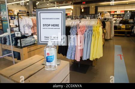 Brantford, Canada. 12 juin 2020. Une bouteille de désinfectant pour les mains est visible à l'entrée d'un magasin du centre commercial Lynden Park Mall à Brantford, Ontario, Canada, le 12 juin 2020. La province de l'Ontario a permis à la plupart des régions situées à l'extérieur des régions de Toronto et de Hamilton de rouvrir vendredi d'autres entreprises durant l'éclosion de la COVID-19, y compris les terrasses de restaurants, les salons de coiffure et les centres commerciaux. Credit: Zou Zheng/Xinhua/Alamy Live News Banque D'Images