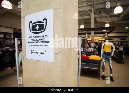 Brantford, Canada. 12 juin 2020. Un avis d'exigence de port de masque pour les clients est affiché à l'extérieur d'un magasin du centre commercial Lynden Park Mall à Brantford, Ontario, Canada, le 12 juin 2020. La province de l'Ontario a permis à la plupart des régions situées à l'extérieur des régions de Toronto et de Hamilton de rouvrir vendredi d'autres entreprises durant l'éclosion de la COVID-19, y compris les terrasses de restaurants, les salons de coiffure et les centres commerciaux. Credit: Zou Zheng/Xinhua/Alamy Live News Banque D'Images