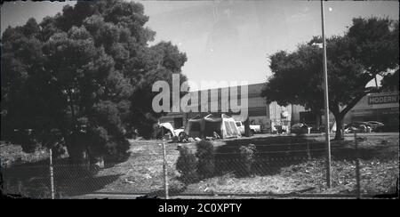 Vue sur le campement des sans-abri à Oakland, Californie Banque D'Images