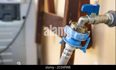 Fermez le robinet d'eau du lave-linge Banque D'Images