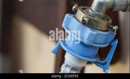 Fermez le robinet d'eau du lave-linge Banque D'Images