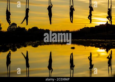 (200612) -- ZAGREB, le 12 juin 2020 (Xinhua) -- des membres du Triko Circus Theatre effectuent une danse hamac aérienne en pendant du pont Mladost au-dessus de la rivière Sava à Zagreb, en Croatie, le 11 juin 2020. (Borna Filic/Pixsell via Xinhua) Banque D'Images