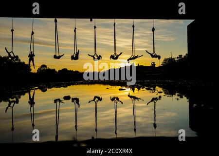 (200612) -- ZAGREB, le 12 juin 2020 (Xinhua) -- des membres du Triko Circus Theatre effectuent une danse hamac aérienne en pendant du pont Mladost au-dessus de la rivière Sava à Zagreb, en Croatie, le 11 juin 2020. (Borna Filic/Pixsell via Xinhua) Banque D'Images