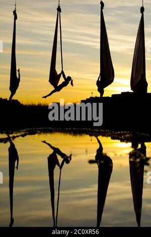 (200612) -- ZAGREB, le 12 juin 2020 (Xinhua) -- des membres du Triko Circus Theatre effectuent une danse hamac aérienne en pendant du pont Mladost au-dessus de la rivière Sava à Zagreb, en Croatie, le 11 juin 2020. (Borna Filic/Pixsell via Xinhua) Banque D'Images