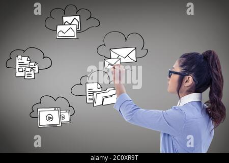 Composite image of businesswoman holding disposable cup et à la recherche au mur avec des notes Banque D'Images