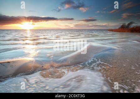 soleil doré chaud sur la côte de sable Banque D'Images