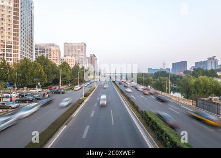 La circulation sur route et des bâtiments modernes à Beijing Banque D'Images