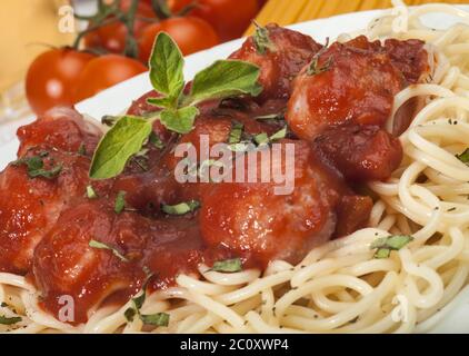 Les pâtes Spaghetti aux Boulettes de viande et de la sauce tomate Banque D'Images