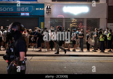 Hong Kong, Chine. 12 juin 2020. Un grand groupe de citoyens et de secouristes sont mis en détention lors d'un rassemblement dans le district de Mongkok à Hong Kong le 12 juin 2020. Des milliers de Hongkongais ont chanté des hymne de protestation et chanté des slogans dans toute la ville le 12 juin, alors qu'ils marquaient l'anniversaire d'affrontements majeurs entre la police et les manifestants pro-démocratie. Crédit : May James/ZUMA Wire/Alay Live News Banque D'Images