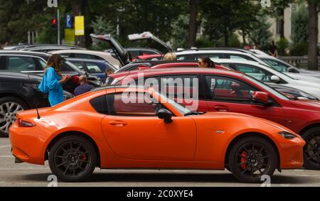 Bucarest, Roumanie - 01 juin 2020 : une voiture orange Mazda MX5 est garée dans le centre-ville de Bucarest. Cette image est destinée à un usage éditorial uniquement. Banque D'Images