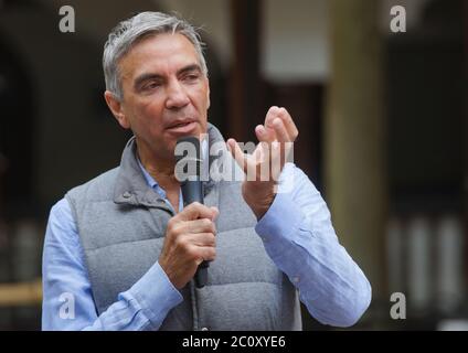 Bucarest, Roumanie - 01 juin 2020 : Dragos Anastasiu le président de la Chambre de commerce et d'industrie roumaine-allemande AHK parle lors d'un co de presse Banque D'Images