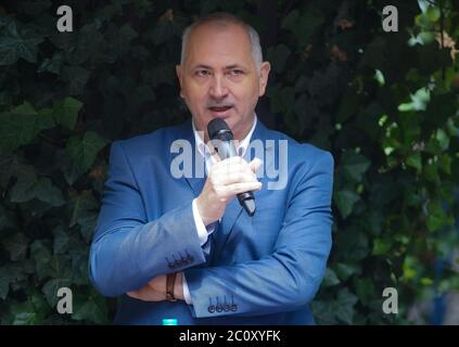 Bucarest, Roumanie - 01 juin 2020 : le président de la FIHR Romanian Hotels Association parle lors d'une conférence de presse organisée par l'hôtel et le restaurant Banque D'Images