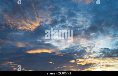 Nuages au lever du soleil dans la campagne anglaise. ROYAUME-UNI Banque D'Images