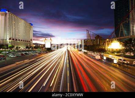 Le trafic important sur les routes et les bâtiments modernes dans purple sky à Las Vegas Banque D'Images