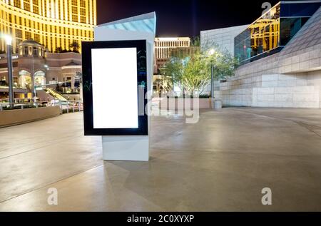 Blank billboard sur vide en marbre sur Square de nuit en ville Banque D'Images